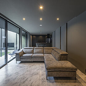 チェックハウス+長野東信(池田建設)【佐久平スタジオ】の施工事例「中庭と調和する、シックなグレーの住まい」の画像1