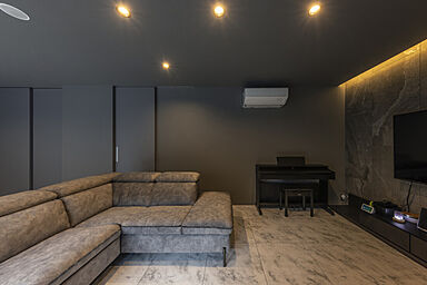 チェックハウス+長野東信(池田建設)【佐久平スタジオ】の施工事例「中庭と調和する、シックなグレーの住まい」の画像6