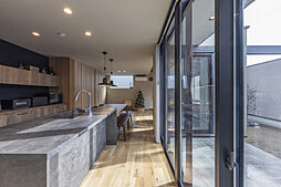 チェックハウス+長野東信(池田建設)【佐久平スタジオ】の施工事例「プライベートな中庭のある家、くつろぎの時間を過ごす上質な住まい」の画像