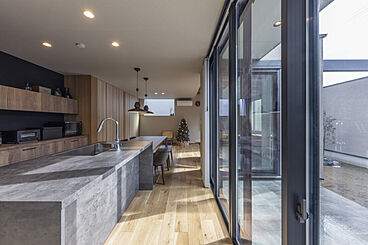 チェックハウス+長野東信(池田建設)【佐久平スタジオ】の施工事例「プライベートな中庭のある家、くつろぎの時間を過ごす上質な住まい」の画像