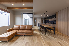 チェックハウス+長野東信(池田建設)【佐久平スタジオ】の施工事例「プライベートな中庭のある家、くつろぎの時間を過ごす上質な住まい」の画像3