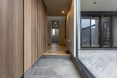 チェックハウス+長野東信(池田建設)【佐久平スタジオ】の施工事例「プライベートな中庭のある家、くつろぎの時間を過ごす上質な住まい」の画像4