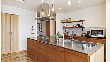 チェックハウス+長野東信(池田建設)【佐久平スタジオ】の施工事例「造作家具にこだわったお店のような平屋リゾートのお家」の画像3