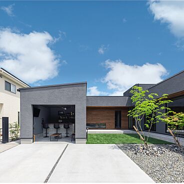 チェックハウス+長野東信(池田建設)【佐久平スタジオ】の施工事例「シックな平屋、鮮やかな人工芝、そしてガレージのバーカウンター」の画像