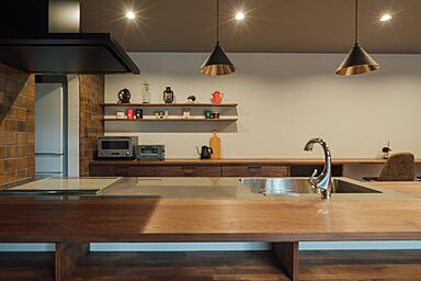 チェックハウス+長野東信(池田建設)【佐久平スタジオ】の施工事例「水平ラインが際立つ、レッドシダーが映えるグレー基調の平屋風2階建て」の画像4