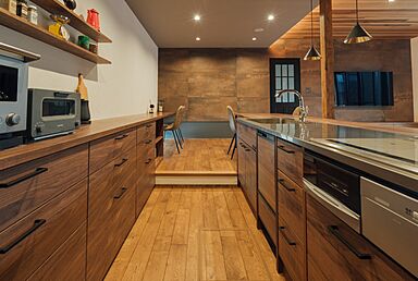 チェックハウス+長野東信(池田建設)【佐久平スタジオ】の施工事例「水平ラインが際立つ、レッドシダーが映えるグレー基調の平屋風2階建て」の画像5