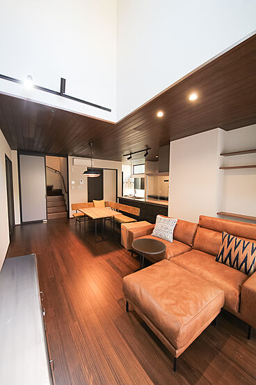 三陽工務店の施工事例「インテリアコーディネーターが自邸で実現した回遊動線と吹き抜けのモダン住宅」の画像