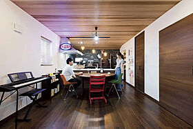 三陽工務店の施工事例「【カフェ風/高気密高断熱/自然素材】カフェ風インテリアと機能的な住まい」のメイン画像