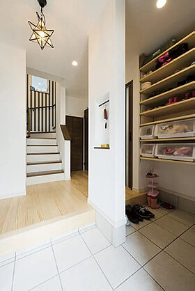 三陽工務店の施工事例「【カフェ風/高気密高断熱/自然素材】カフェ風インテリアと機能的な住まい」の画像1