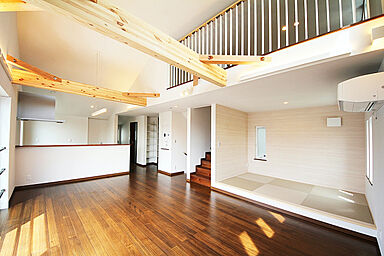 三陽工務店の施工事例「【猛暑対策住宅/高気密高断熱】吹き抜けと無垢床が織りなす開放的な住空間」の画像