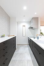 シンプルモダンスタイルのキッチン 株式会社 芹工務店の事例画像