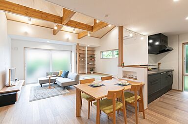 株式会社 芹工務店の施工事例「塗り壁で仕上げた 子育て世代の平屋」の画像1