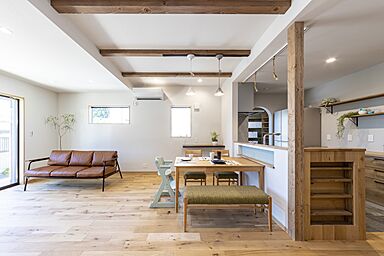 ハヤカワホームの施工事例「【34坪×2階建】リビング&テラスでのんびり♪ 心地よさを楽しむ家」の画像2