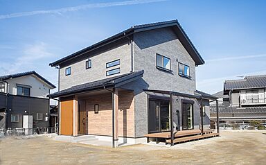 ハヤカワホームの施工事例「【42坪×2階建】ぬくもりと開放感に包まれるスキップフロアリビングのあるお家」の画像