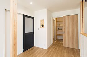 ハヤカワホームの施工事例「【42坪×2階建】ぬくもりと開放感に包まれるスキップフロアリビングのあるお家」の画像1