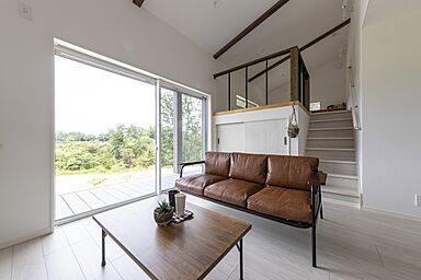 ハヤカワホームの施工事例「【38坪×2階建】家族の気配を感じる、やさしい段差のある家」の画像1