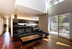 トヨタホームの施工事例「快適性もデザイン性も追求した、家族の笑顔がきらめく邸宅。」の画像3