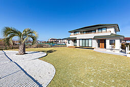 トヨタホームの施工事例「白基調のインテリア空間に光と風を取り込んだ、開放感あふれる邸宅。」の画像