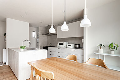 トヨタホームの施工事例「家族の気配を感じながら暮らせる、 リビング中心のオープンな住まい。」の画像2