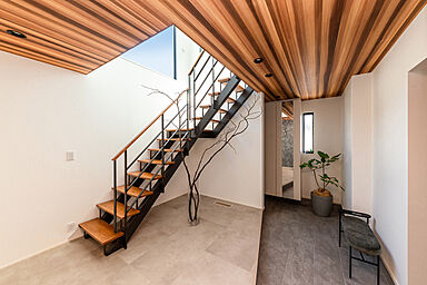 トヨタホームの施工事例「3階までつながる吹抜け大空間に、空と光が満ちる家」の画像5