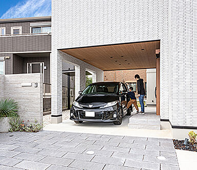 トヨタホームの施工事例「3階までつながる吹抜け大空間に、空と光が満ちる家」の画像6