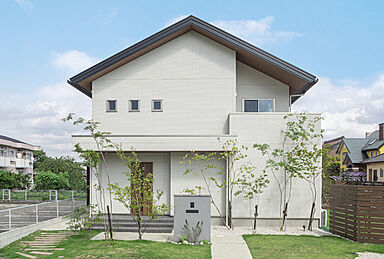トヨタホームの施工事例「緑いっぱいの中庭が、開放感と日々の癒やしをもたらす住まい。」の画像