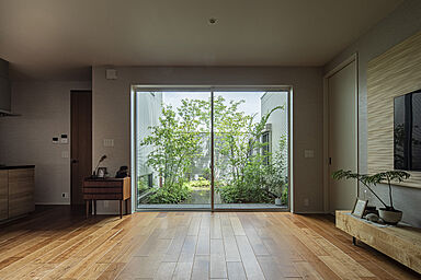 トヨタホームの施工事例「緑いっぱいの中庭が、開放感と日々の癒やしをもたらす住まい。」の画像1