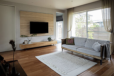 トヨタホームの施工事例「緑いっぱいの中庭が、開放感と日々の癒やしをもたらす住まい。」の画像4