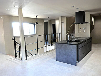 株式会社エヌハウスの施工事例「【クールデザイン】広い2階LDKと豪華キッチンが魅力の高性能モダンハウス」の画像2