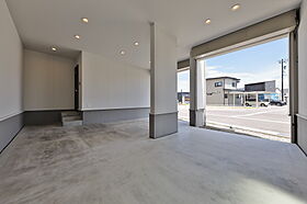 タカノホームの施工事例「インナーガレージを採用した、グリーンが差し色の住まい」の画像1