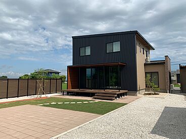 タカノホームの施工事例「ゆったりとした時間を過ごす大きなウッドデッキがある家」の画像