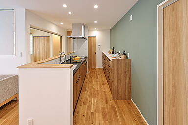 タカノホームの施工事例「インナーガレージを採用した、グリーンが差し色の住まい」の画像4