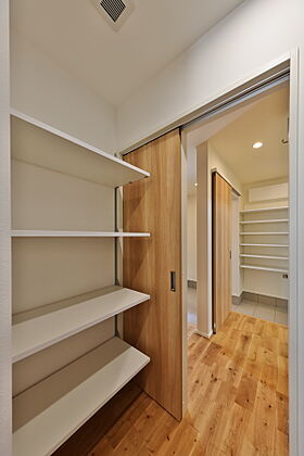 タカノホームの施工事例「インナーガレージを採用した、グリーンが差し色の住まい」の画像5