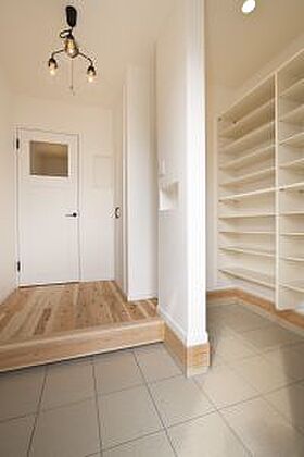 ほっとほーむの施工事例「【漆喰/無垢/造作/姫路】杉の無垢フローリングと漆喰塗り壁の自然派住宅」のメイン画像