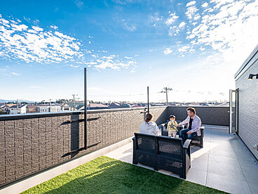 イデキョウホーム株式会社の施工事例「冬も夏も薄着で快適に過ごせる「全館空調&屋上庭園付きの省エネ住宅」」の画像