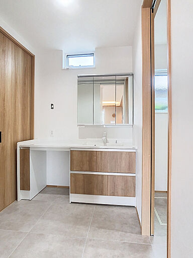 イデキョウホーム株式会社の施工事例「無垢材の床とアクセント天井が彩る、落ち着きのある住まい」の画像6