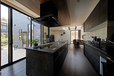 東亜ハウス株式会社の施工事例「北東角地の扇形の土地に建つ窓計画にこだわりの家」の画像3