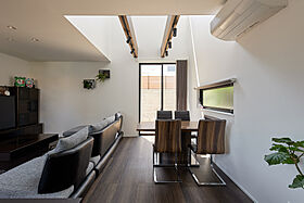 東亜ハウス株式会社の施工事例「北東角地の扇形の土地に建つ窓計画にこだわりの家」の画像4