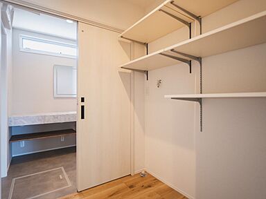 JOIN US HOME (ジョイナスホーム)の施工事例「【大治町/ガレージ/書斎/趣味空間】ガレージと書斎のあるモダンな家」の画像4