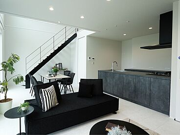 JOIN US HOME (ジョイナスホーム)の施工事例「【木曽岬町/ホテルライク/重厚感】白基調の広々LDKで、上質で明るい毎日を」の画像