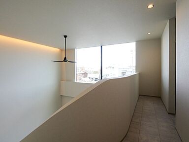 JOIN US HOME (ジョイナスホーム)の施工事例「【蟹江町/ホテルライク/吹抜け】クワイエット・ラグジュアリーな59坪の家」の画像8