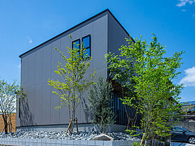 REGALO建築設計の施工事例「【高気密高断熱/3LDK+フリースペース】緑豊かに洗練された家」のメイン画像