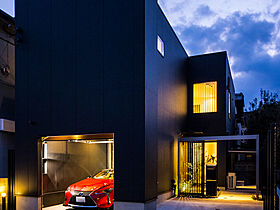 REGALO建築設計の施工事例「【インナーガレージ/高気密高断熱/4LDK】ガレージのあるラグジュアリーな家」のメイン画像