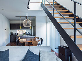 REGALO建築設計の施工事例「【インナーガレージ/高気密高断熱/4LDK】ガレージのあるラグジュアリーな家」の画像2