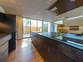 REGALO建築設計の施工事例「【高気密高断熱/2LDK】木と石を表現。子ども達がのびのび遊べる中庭がある家」の画像3