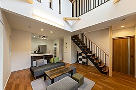 大東住宅株式会社の施工事例「開放感と木の香りに癒されるLDK 敷地以上に広く感じる工夫に注目」のメイン画像