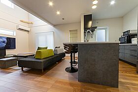 大東住宅株式会社の施工事例「開放感と木の香りに癒されるLDK 敷地以上に広く感じる工夫に注目」の画像2