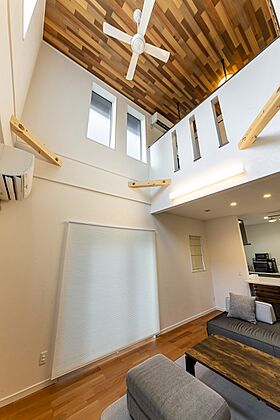 大東住宅株式会社の施工事例「開放感と木の香りに癒されるLDK 敷地以上に広く感じる工夫に注目」の画像3