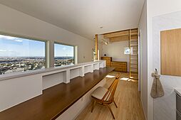 大東住宅株式会社の施工事例「ひのきの無垢床でお子さんたちがゴロリ!開放的な空間でリモートワークも捗るお家」の画像