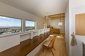 大東住宅株式会社の施工事例「ひのきの無垢床でお子さんたちがゴロリ!開放的な空間でリモートワークも捗るお家」のメイン画像